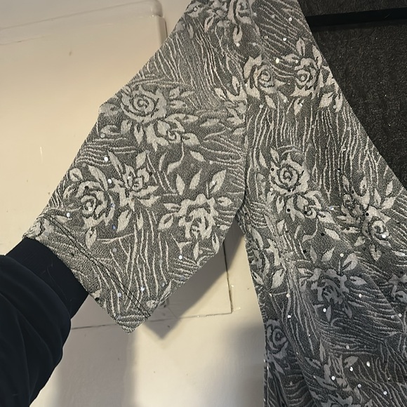 Connected Apparel V Neck Sparkly Floral Top - Picture 7 of 9